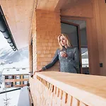 Апартаменты Bergzeit *